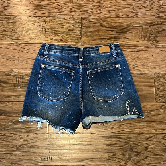 Judy Blue Mid Rise Shorts Size M - Picture 2 of 16